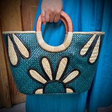 Load image into Gallery viewer, Sunrise Surprise Pandan Straw Handbag
